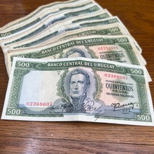 Lote de 50 billetes de Uruguay
