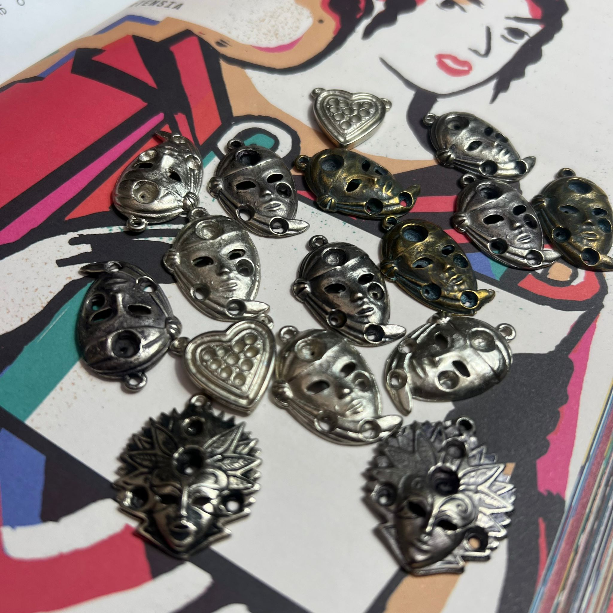 27 figuras metalicas