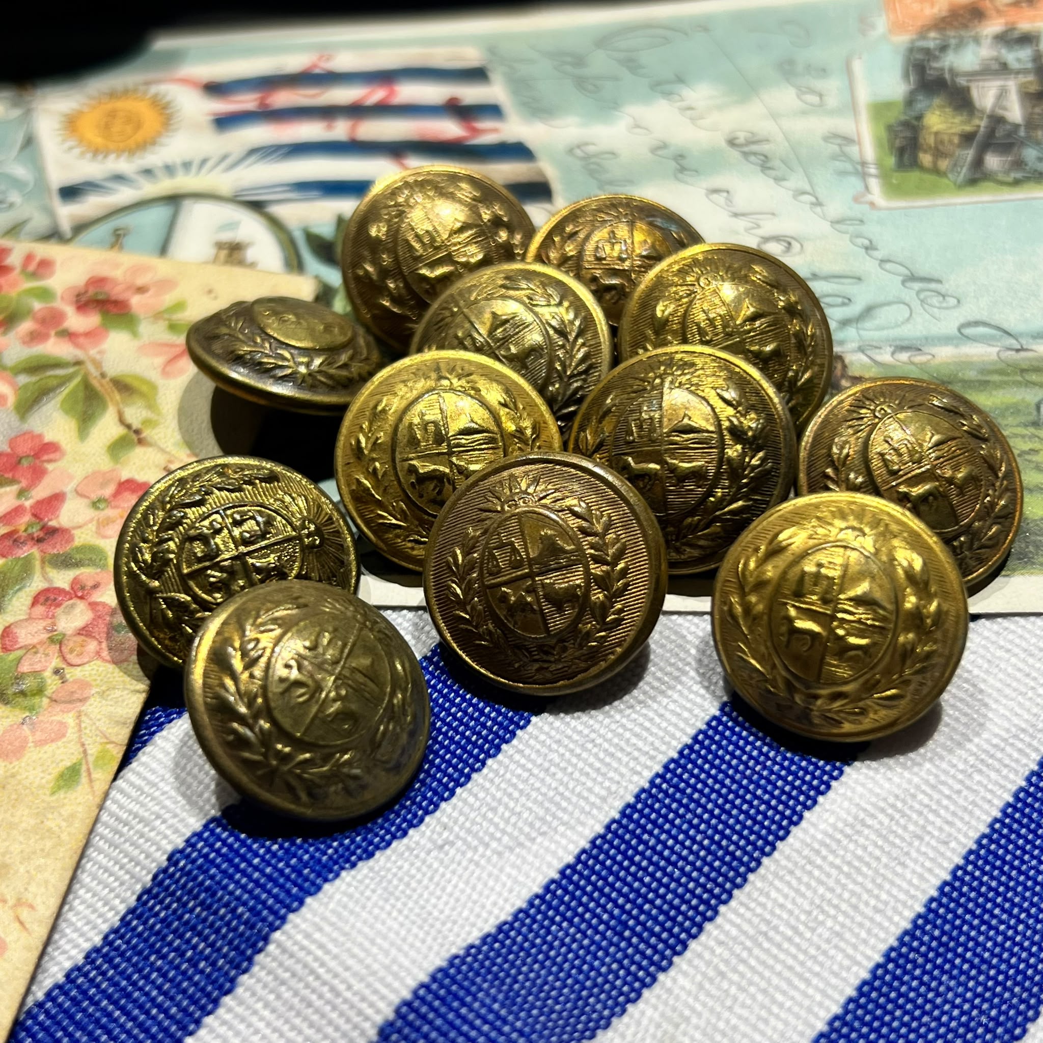 12 escudos de Uruguay